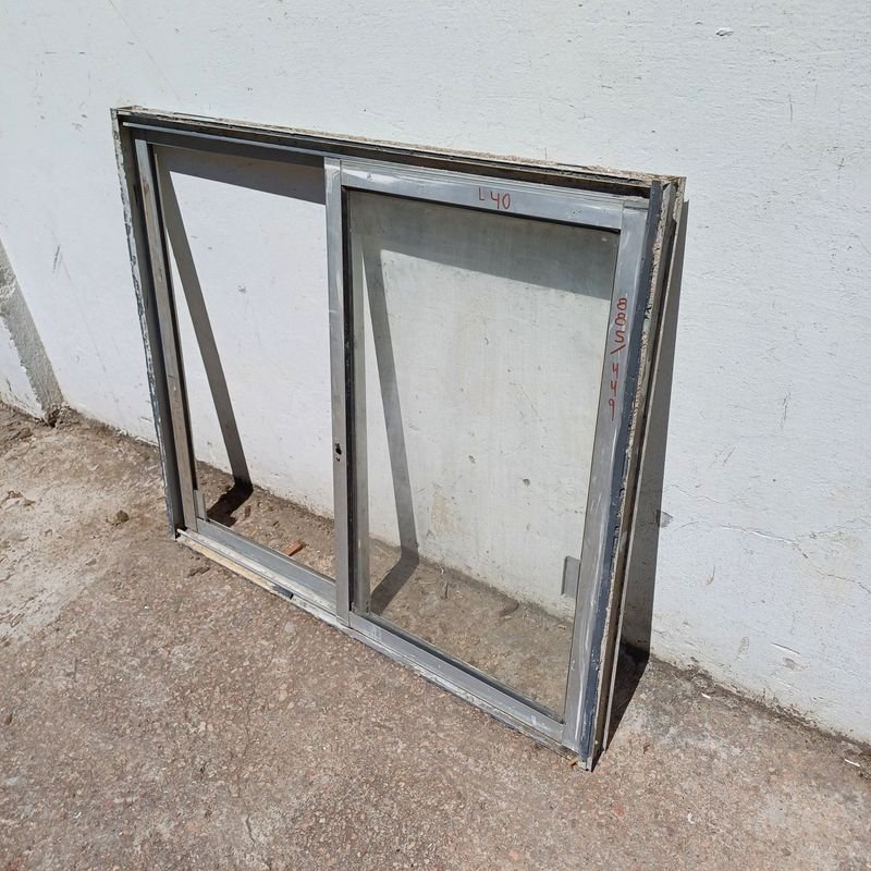 Ventana en carpintería de aluminio con dos hojas corredizas - imagen 2