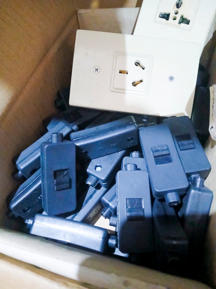 Lote siguiente: Lote de plaquetas y interruptores eléctricos