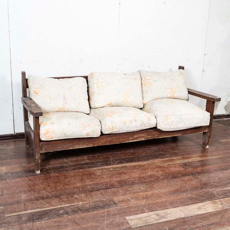 Lote anterior: Sofá de tres cuerpos de madera con detalles en el lustre.