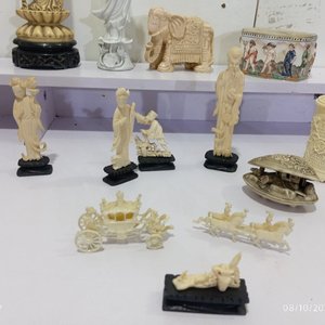 Lote de Adornos Orientales y Variados: Figuras, Elefantes, Floreros y Vasijas en Hueso, Piedra y Loza - imagen 8