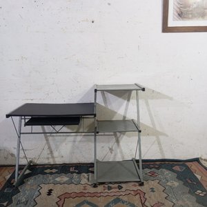 Escritorio Moderno Metálico con Estantes y Bandeja Deslizable - imagen 2