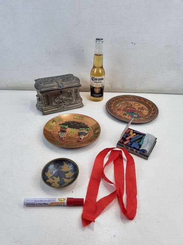 Lote de Adornos y Curiosidades: Caja Metálica Antigua, Platos de Cobre y Madera, Lápices de Colores - imagen 1