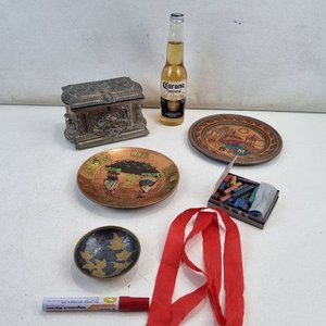 Lote de Adornos y Curiosidades: Caja Metálica Antigua, Platos de Cobre y Madera, Lápices de Colores - imagen 1