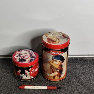 Lote anterior: Dos Latas Decorativas Coca-Cola Vintage