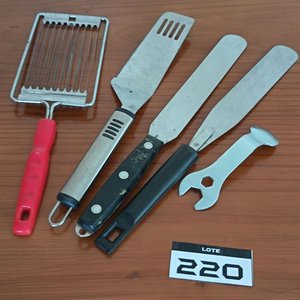 Lote de Utensilios de Cocina: Tenedor y Cucharas de Madera, Espátulas, Dispensador de Agua y Cortador de Huevos - imagen 3
