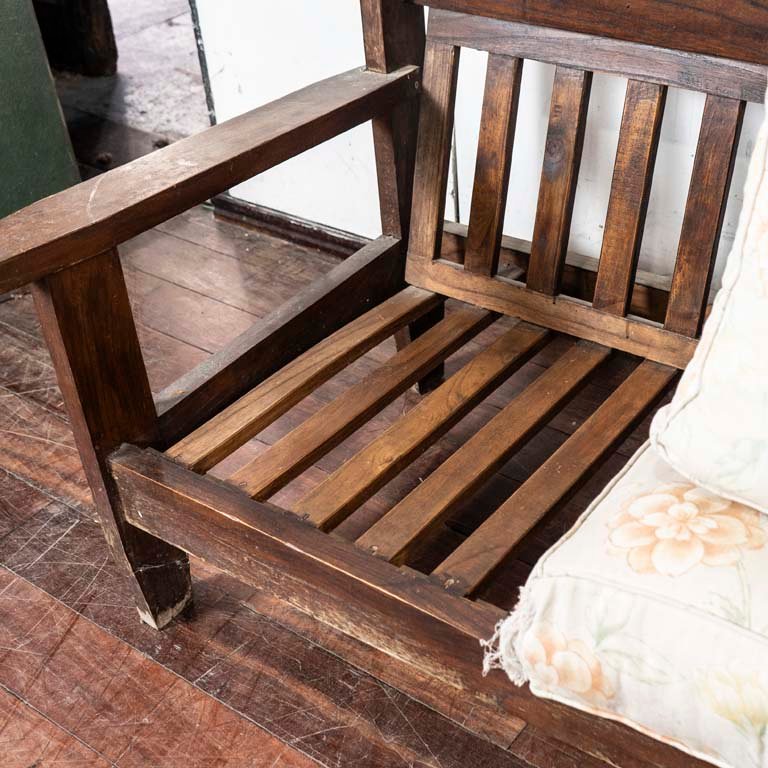 Sofá de tres cuerpos de madera con detalles en el lustre. - imagen 3
