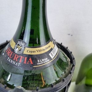 Lote de 7 Piezas: Jarra Azul, Botellas y Frascos de Colores, Damajuana con Canasto - imagen 5