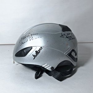 Dos Cascos para Bicicleta: Uno Plateado Julbo y Uno Rojo Uvex - imagen 2