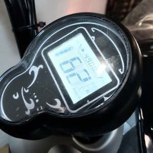 Scooter Eléctrica Tipo Vespa Negra Nueva con Batería de Litio y Cargador - imagen 6