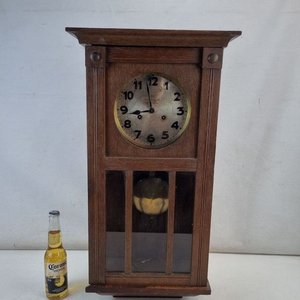 Antiguo Reloj de Pared de Madera con Péndulo y Esfera "Campos y Cia" - imagen 2