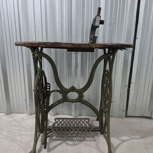 Lote siguiente: Mesa de Trabajo Antigua con Prensa Manual de Palanca y Base de Máquina de Coser