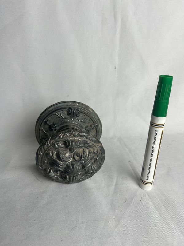 Manotón de bronce: Un objeto de metal con diseños intrincados - imagen 2