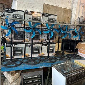 Lote siguiente: Lote de 6 Ventiladores Napo con Base y Rejilla Azul