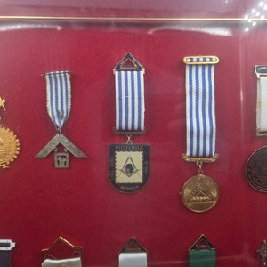 Cuadro con 10 Medallas Masónicas Diversas - imagen 3