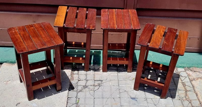4 Taburetes en Madera Macisa en Excelentes Condiciones