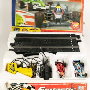 Juego pista de autos de carreras Fantastic marca JIADA compuesta por: 2 autos F1, tramos de pista, 2 controles escala 1/32 en su caja original - imagen 2