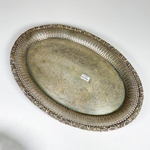 Bandeja Oval de Metal Plateado con Bordes Calados y Grabados - imagen 2