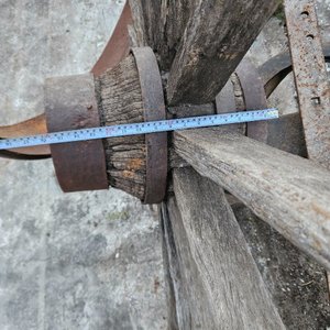 Masas, rayos, aros de rueda, elásticos, eje y más accesorios antiguos de carreta - imagen 3