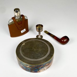 Lote anterior: Cuatro piezas, caja alhajero metal, pipa, copita, petaca