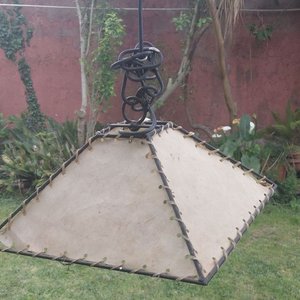 Lámpara de Techo Triangular de Cuero y Metal - imagen 3