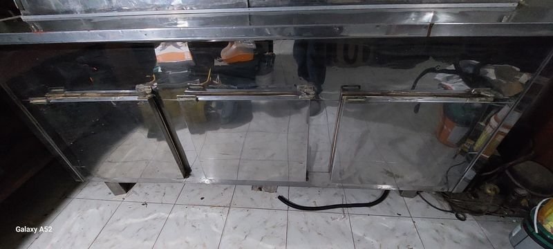 Heladera vitrina de acero inoxidable para almacenamiento y refrigeración - imagen 3