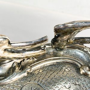 Centro de Mesa Metálico Labrado con Asa y Detalle de Avería - 34 cm Diámetro - imagen 3