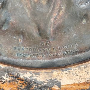 Placa de Cristo en Relieve con Marco Circular de Yeso y Madera - imagen 8
