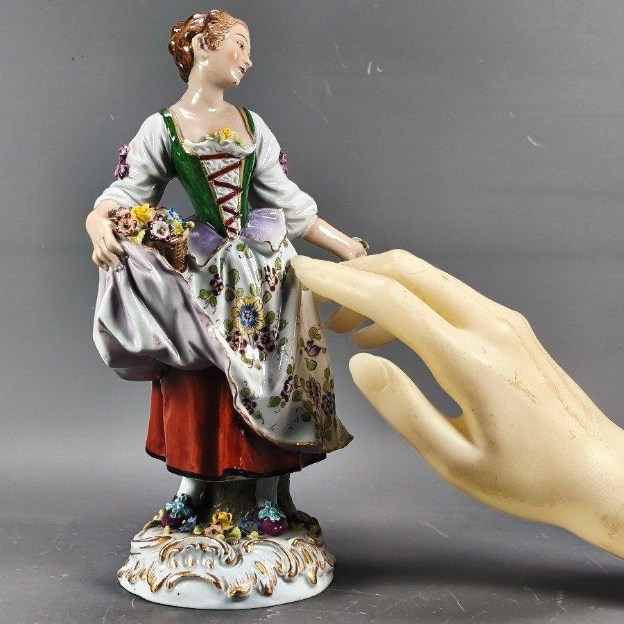 Figura de dama antigua en porcelana Sitzendorf - imagen 3