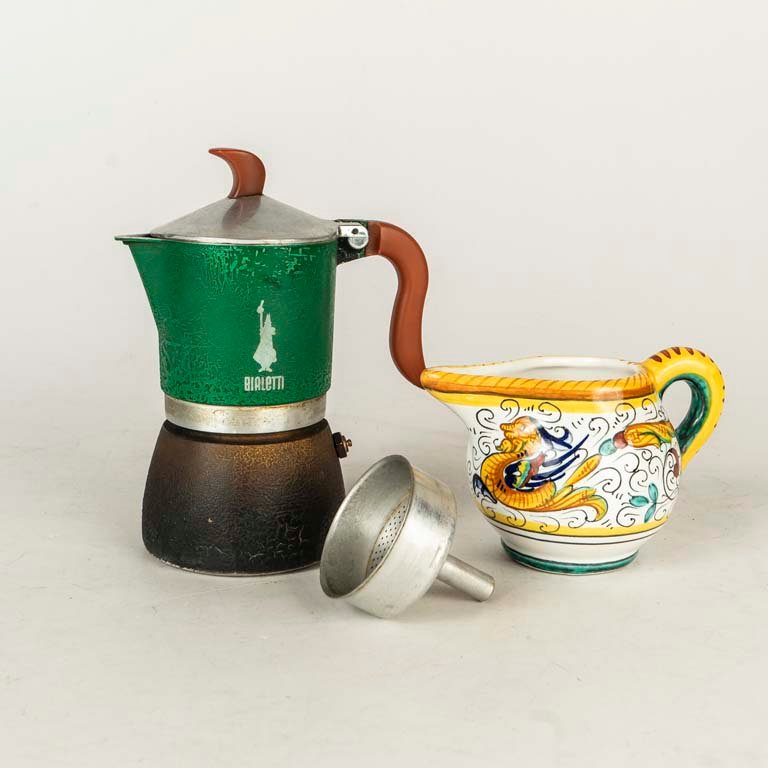 Cafetera Bialetti y Lechera Cerámica Deruta Decorada