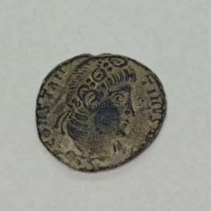 Moneda Antigua de Bronce con Rostro y Figuras - imagen 4