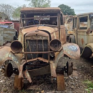 Camioneta Antigua y Chasis de Auto Clásico para Repuestos - imagen 2