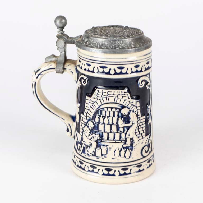Jarra de cerveza alemana con escenas en relieve y tapa de peltre labrado - imagen 2