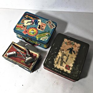 Lote anterior: Lote de 5 Piezas Antiguas: Latas Decoradas y Máquina de Cortar Pelo Manual