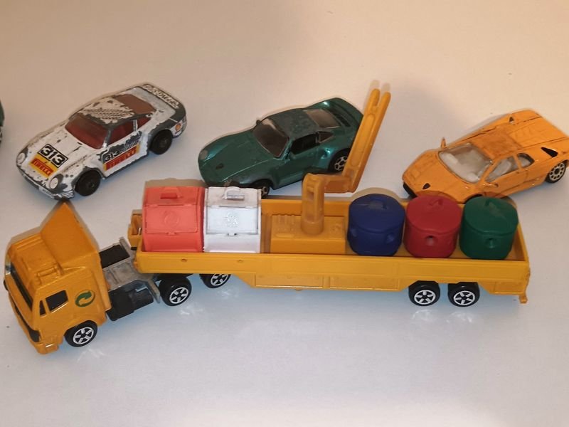 Colección de juguetes de coches a escala - imagen 2