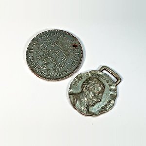 Lote siguiente: Dos Medallas: Artigas con El Chaná y Colonia del Sacramento