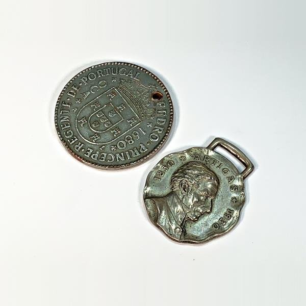 Dos Medallas: Artigas con El Chaná y Colonia del Sacramento
