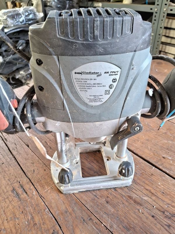 Fresadora de mano marca GLADIATOR en venta - imagen 2