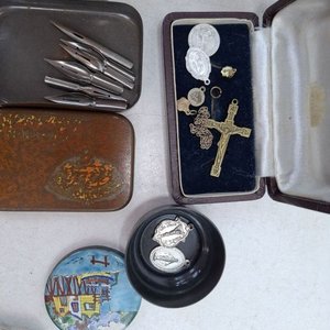 Lote de Objetos Varios: Reloj, Lapicera, Cajas, Latas, Medallas y Adornos - imagen 5