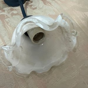 Colgante de tres luces con tulipas de vidrio blancas - imagen 3