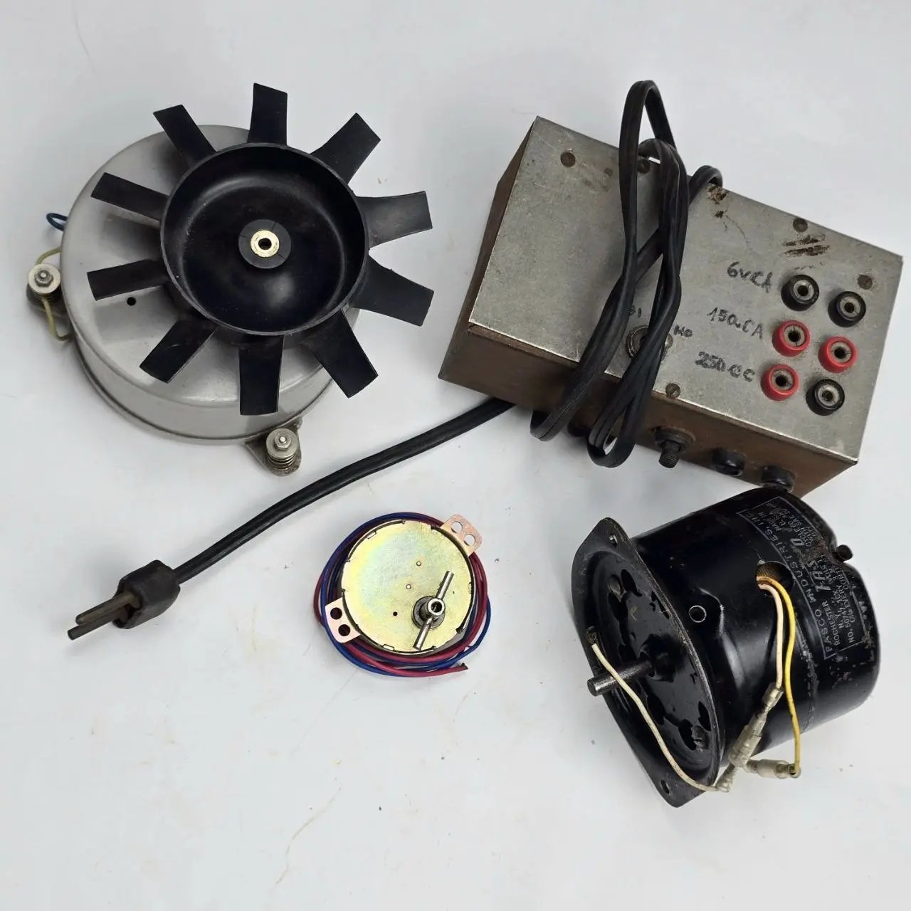 Item lote-43-fuente-multi-salida-y-3-motores - Image 0