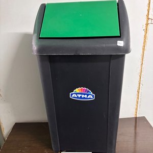Basurero Grande Negro con Tapa Verde Marca ATMA - imagen 1