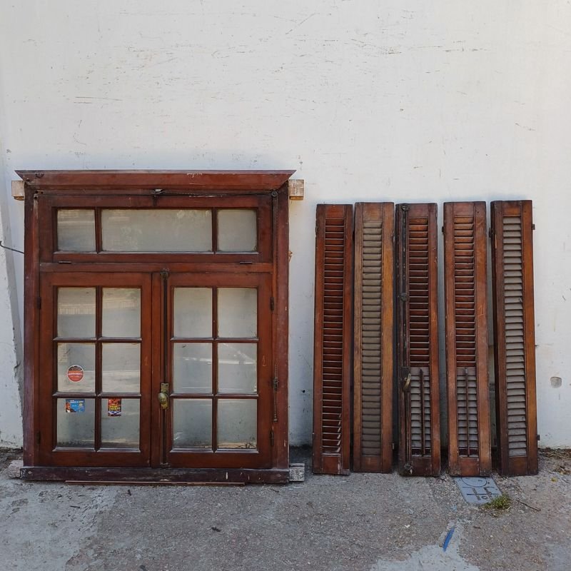 Lote anterior: Ventana con dos hojas batientes y postigos en cedro