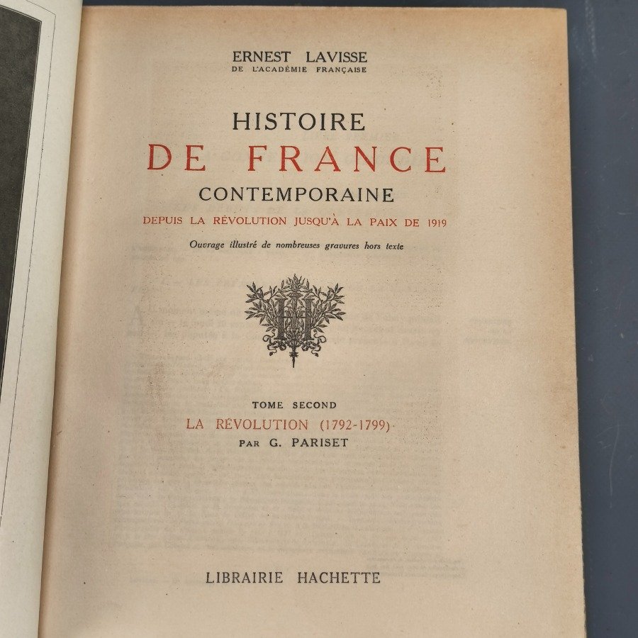 Libros antiguos y modernos, con detalles de estilo y materiales - imagen 9