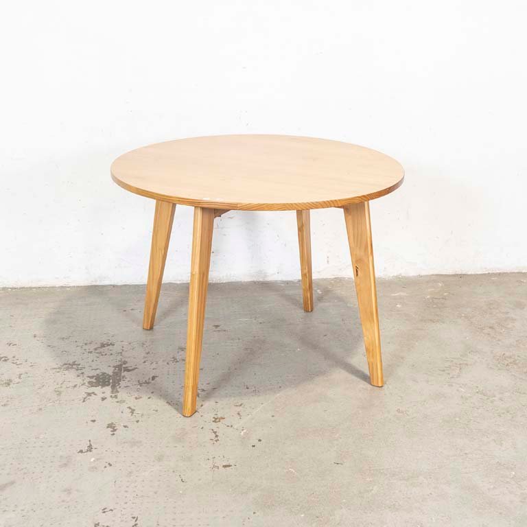 Lote anterior: Mesa de comedor circular en pino. Detalles en el lustre.
