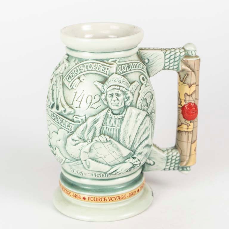 Lote siguiente: Jarra de cerveza de porcelana policromada con escenas en relieve