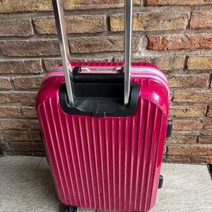 Valija Rígida Fucsia Marca Rrkadi con Cerradura de Combinación - imagen 3