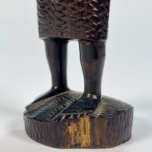 Talla de Madera Hombre Africano con Brazo Doblado - 17 cm - imagen 2