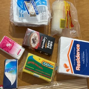 Lote siguiente: Lote Varios: Servilletas, Vasos Descartables, Café, Esponja y Brochetas