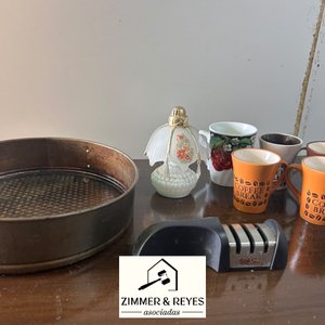 Lote anterior: Lote Variado: Tazas de Café, Molde para Torta y Lámpara Decorativa