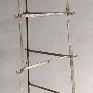 Antiguo Exhibidor de Ollas Metálico con Ganchos - imagen 4